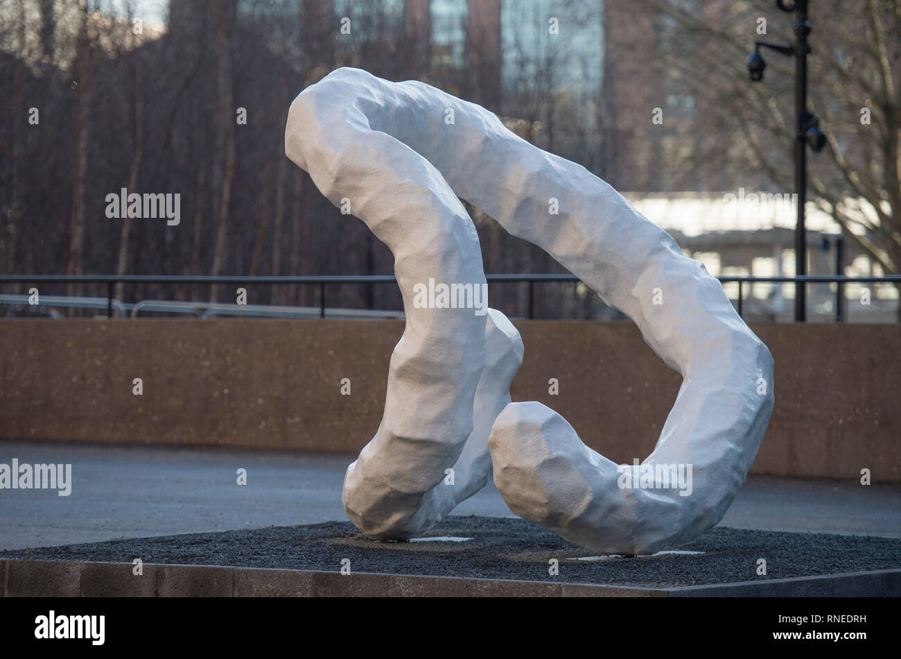 Tate Modern, London, UK. 19. Februar, 2019. Tate Modern stellt eine große Ausstellung der Arbeiten von Franz West (1947-2012). Organisiert von der Tate Modern und dem Centre Pompidou, die erste posthume Retrospektive und umfassenden Überblick über die Arbeit des Künstlers, die jemals in Großbritannien inszeniert. Diese Ausstellung erforscht die respektlose Sensibilität und spielerischen Umgang mit Material, Farbe und Form, die der Westen punk ästhetische charakterisieren. Bild: Meeting Point II, 2010. Private Sammlung, Oslo, mit freundlicher Genehmigung von Peter Lund. Credit: Malcolm Park/Alamy Leben Nachrichten. Stockfoto