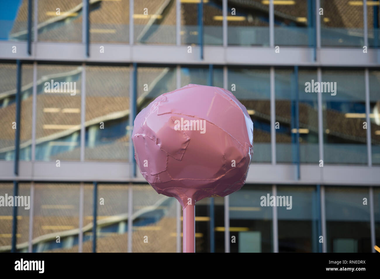 Tate Modern, London, UK. 19. Februar, 2019. Tate Modern stellt eine große Ausstellung der Arbeiten von Franz West (1947-2012). Organisiert von der Tate Modern und dem Centre Pompidou, die erste posthume Retrospektive und umfassenden Überblick über die Arbeit des Künstlers, die jemals in Großbritannien inszeniert. Diese Ausstellung erforscht die respektlose Sensibilität und spielerischen Umgang mit Material, Farbe und Form, die der Westen punk ästhetische charakterisieren. Credit: Malcolm Park/Alamy Leben Nachrichten. Stockfoto