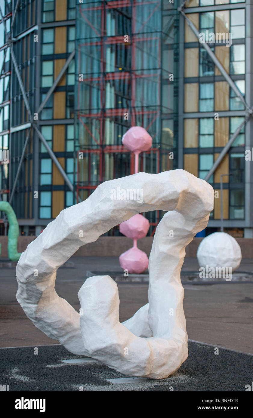 Tate Modern, London, UK. 19. Februar, 2019. Tate Modern stellt eine große Ausstellung der Arbeiten von Franz West (1947-2012). Organisiert von der Tate Modern und dem Centre Pompidou, die erste posthume Retrospektive und umfassenden Überblick über die Arbeit des Künstlers, die jemals in Großbritannien inszeniert. Diese Ausstellung erforscht die respektlose Sensibilität und spielerischen Umgang mit Material, Farbe und Form, die der Westen punk ästhetische charakterisieren. Bild: Meeting Point II, 2010. Private Sammlung, Oslo, mit freundlicher Genehmigung von Peter Lund. Credit: Malcolm Park/Alamy Leben Nachrichten. Stockfoto