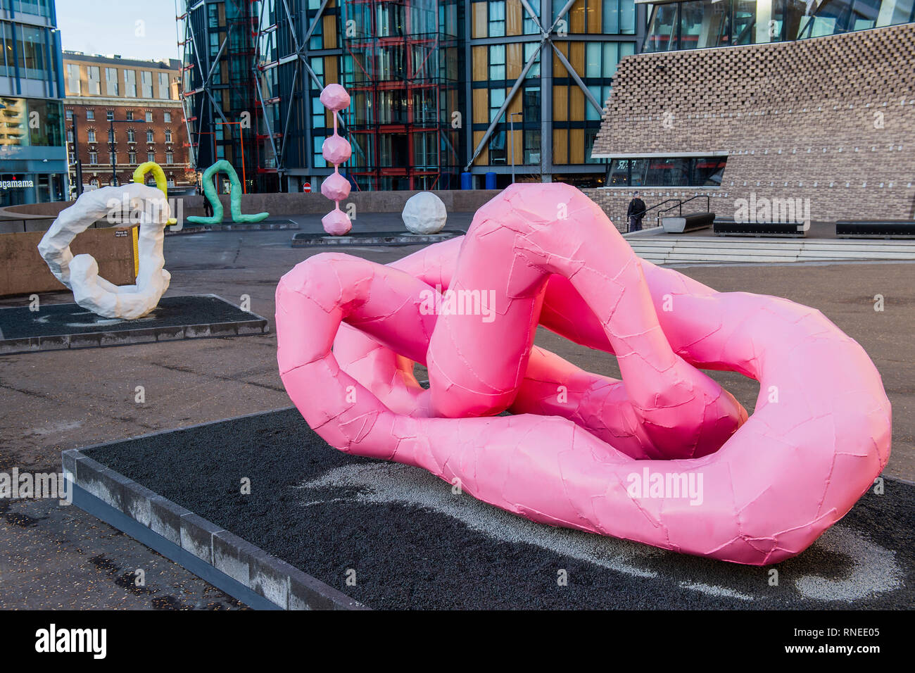 London, Großbritannien. 19. Feb 2019. Rrose/Drama, 2001 - Tate Modern präsentiert eine Ausstellung der Arbeiten von Franz West (1947-2012). Organisiert von der Tate Modern und dem Centre Pompidou, wird dies die erste posthume Retrospektive und umfassenden Überblick über die Arbeit des Künstlers, die jemals in Großbritannien inszeniert. Die Ausstellung erforscht die respektlose Sensibilität und spielerischen Umgang mit Material, Farbe und Form, die der Westen punk ästhetische charakterisieren. Credit: Guy Bell/Alamy leben Nachrichten Stockfoto