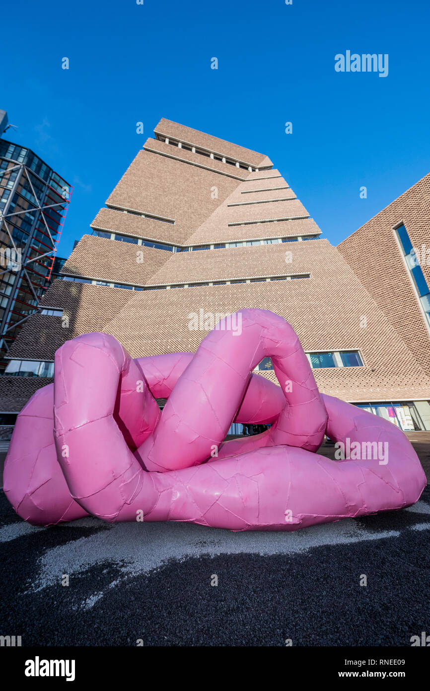 London, Großbritannien. 19. Feb 2019. Rrose/Drama, 2001 - Tate Modern präsentiert eine Ausstellung der Arbeiten von Franz West (1947-2012). Organisiert von der Tate Modern und dem Centre Pompidou, wird dies die erste posthume Retrospektive und umfassenden Überblick über die Arbeit des Künstlers, die jemals in Großbritannien inszeniert. Die Ausstellung erforscht die respektlose Sensibilität und spielerischen Umgang mit Material, Farbe und Form, die der Westen punk ästhetische charakterisieren. Credit: Guy Bell/Alamy leben Nachrichten Stockfoto