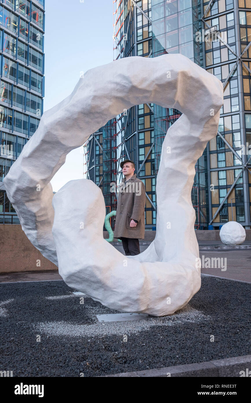 London, Großbritannien. 19. Februar 2019. Eine Galerie Mitarbeiter Ansichten 'Meeting Point II", 2010, von Franz West. Vorschau von einer großen Ausstellung der Arbeiten von Franz West (1947-2012), die erste posthume Retrospektive zum Werk des Künstlers überhaupt inszeniert in Großbritannien. Fast 200 Werke zu sehen in der Tate Modern 20. Februar bis zum 2. Juni 2019. Credit: Stephen Chung/Alamy leben Nachrichten Stockfoto