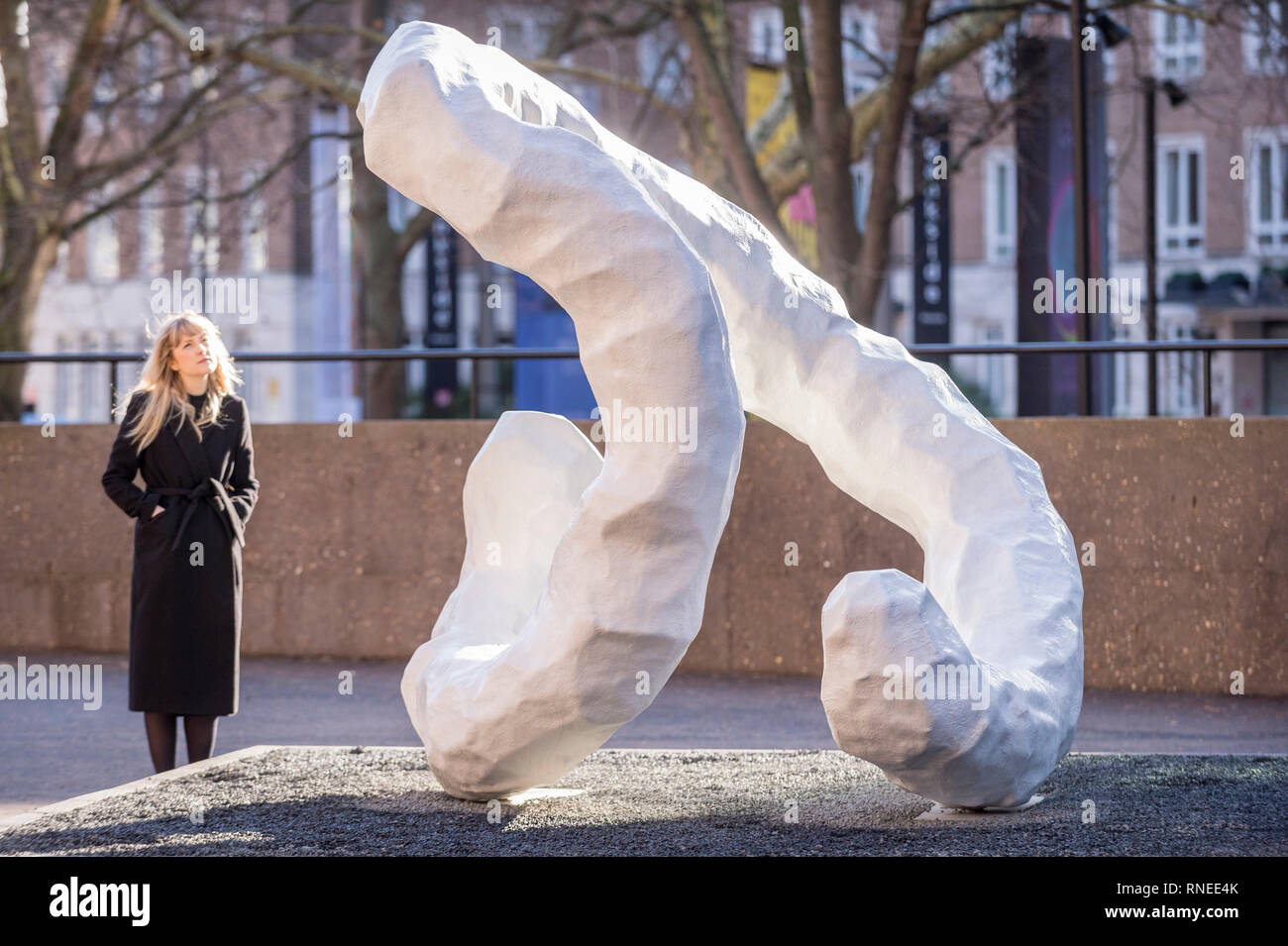 London, Großbritannien. 19. Februar 2019. Eine Galerie Mitarbeiter Ansichten 'Meeting Point II", 2010, von Franz West. Vorschau von einer großen Ausstellung der Arbeiten von Franz West (1947-2012), die erste posthume Retrospektive zum Werk des Künstlers überhaupt inszeniert in Großbritannien. Fast 200 Werke zu sehen in der Tate Modern 20. Februar bis zum 2. Juni 2019. Credit: Stephen Chung/Alamy leben Nachrichten Stockfoto