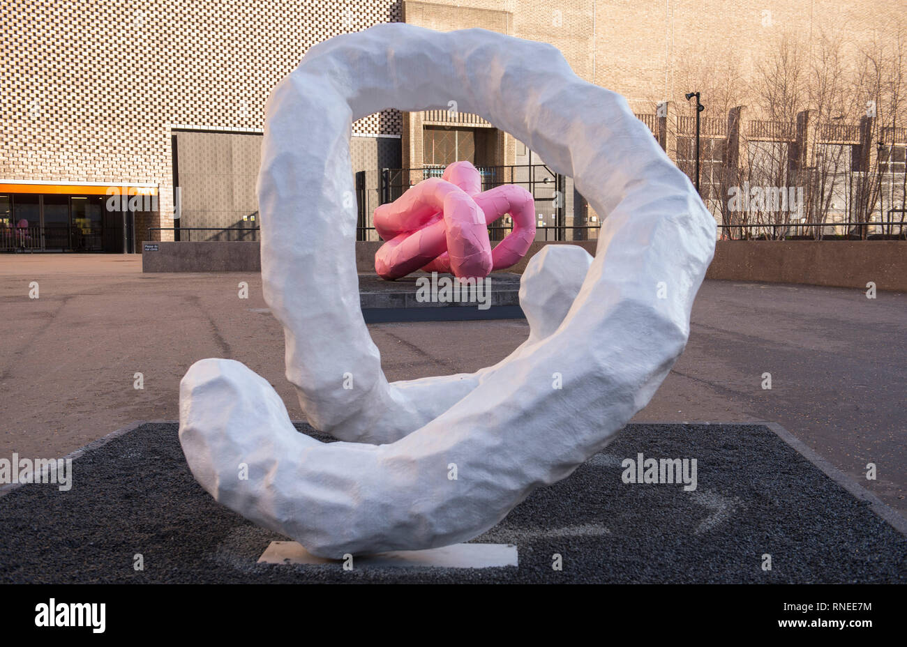 Tate Modern, London, UK. 19. Februar, 2019. Tate Modern stellt eine große Ausstellung der Arbeiten von Franz West (1947-2012). Organisiert von der Tate Modern und dem Centre Pompidou, die erste posthume Retrospektive und umfassenden Überblick über die Arbeit des Künstlers, die jemals in Großbritannien inszeniert. Diese Ausstellung erforscht die respektlose Sensibilität und spielerischen Umgang mit Material, Farbe und Form, die der Westen punk ästhetische charakterisieren. Bild: Rrose/Drama, 2001. Telenor Kunstsammlung, durch Treffpunkt II, 2010 gesehen. Private Sammlung, Oslo, mit freundlicher Genehmigung von Peter Lund. Credit: Malcolm Park/Alamy Leben Nachrichten. Stockfoto