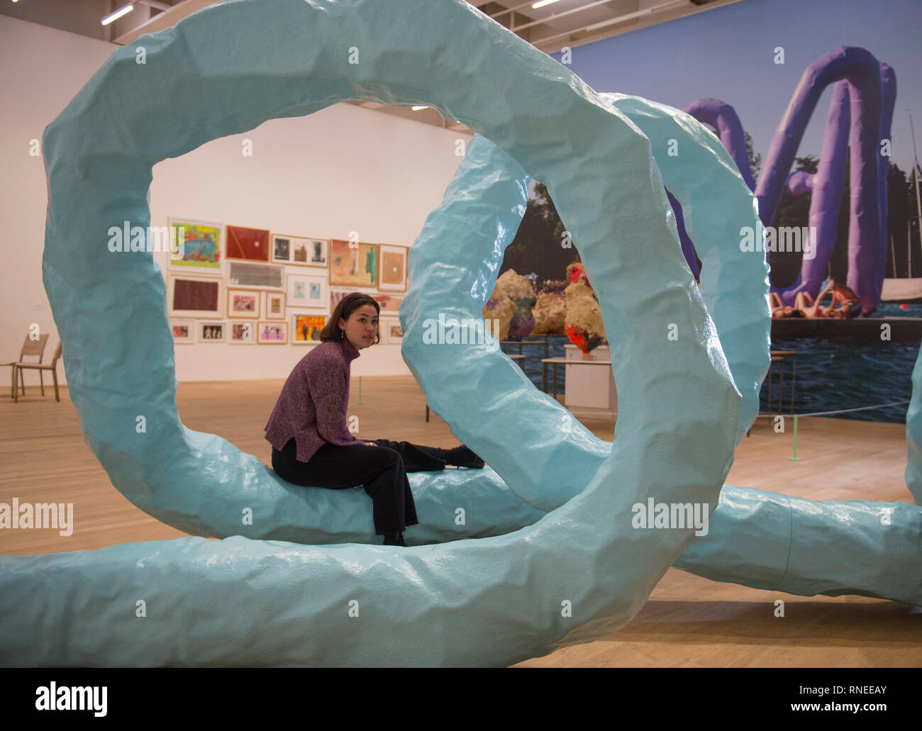 Tate Modern, London, UK. 19. Februar, 2019. Tate Modern stellt eine große Ausstellung der Arbeiten von Franz West (1947-2012). Organisiert von der Tate Modern und dem Centre Pompidou, die erste posthume Retrospektive und umfassenden Überblick über die Arbeit des Künstlers, die jemals in Großbritannien inszeniert. Diese Ausstellung erforscht die respektlose Sensibilität und spielerischen Umgang mit Material, Farbe und Form, die der Westen punk ästhetische charakterisieren. Bild: Schlieren, 2010. Zabludowicz Collection, London. Credit: Malcolm Park/Alamy Leben Nachrichten. Stockfoto