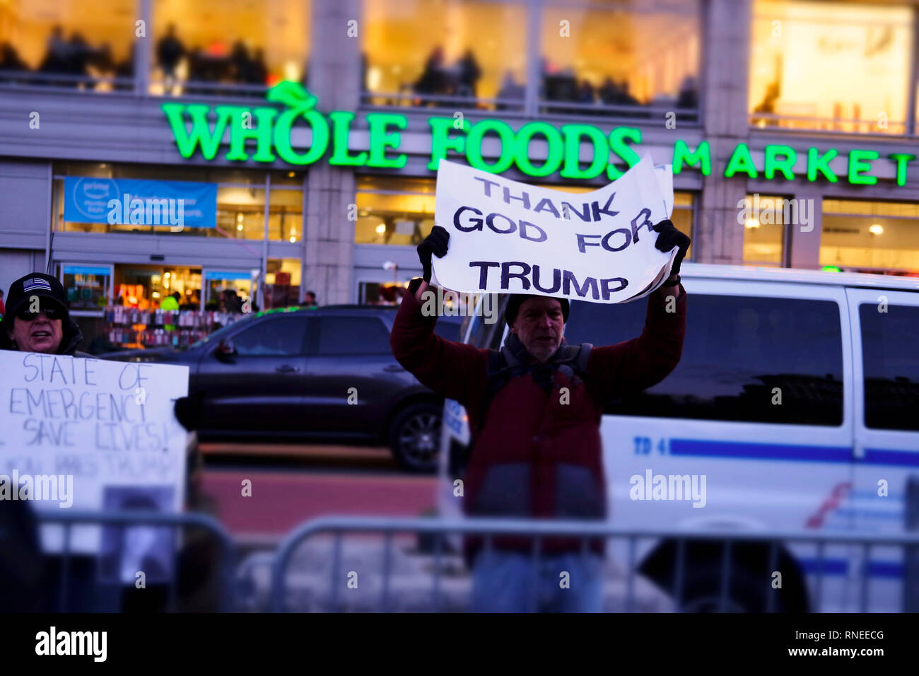 New York, NY, USA. 18 Feb, 2019. New Yorker und anderen - Protest gegen die Maßnahmen des 45. Präsidenten, einen nationalen Notstand der Grenzmauer an der südlichen Grenze der Vereinigten Staaten effektiv die Befugnisse des Kongresses auf die innere Sicherheit zu bauen aufgerufen hat. Proteste wurden am Union Square am 18. Februar 2019 in New York City statt. Quelle: MPI 43/Media Punch/Alamy leben Nachrichten Stockfoto