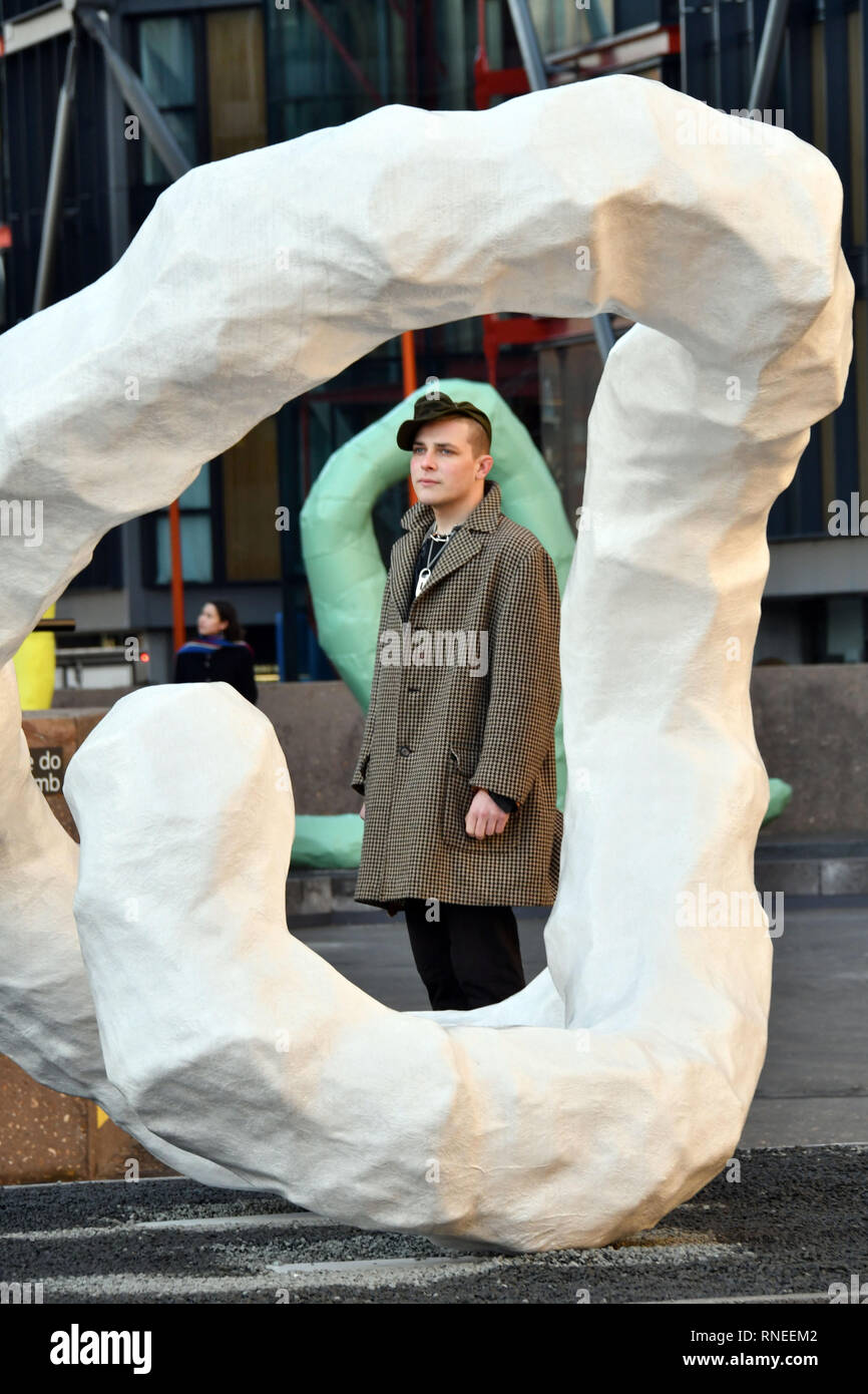London, Großbritannien. 19 Feb, 2019. Treffpunkt II von Franz West in der Tate Modern, eine große Ausstellung der Arbeiten von Franz West, die umfangreichste Auswahl an abstrakte Skulpturen von West und Möbel jemals gezeigt und die erste posthume Retrospektive das Werk des Künstlers, die jemals in Großbritannien inszeniert. Credit: Nils Jorgensen/Alamy leben Nachrichten Stockfoto