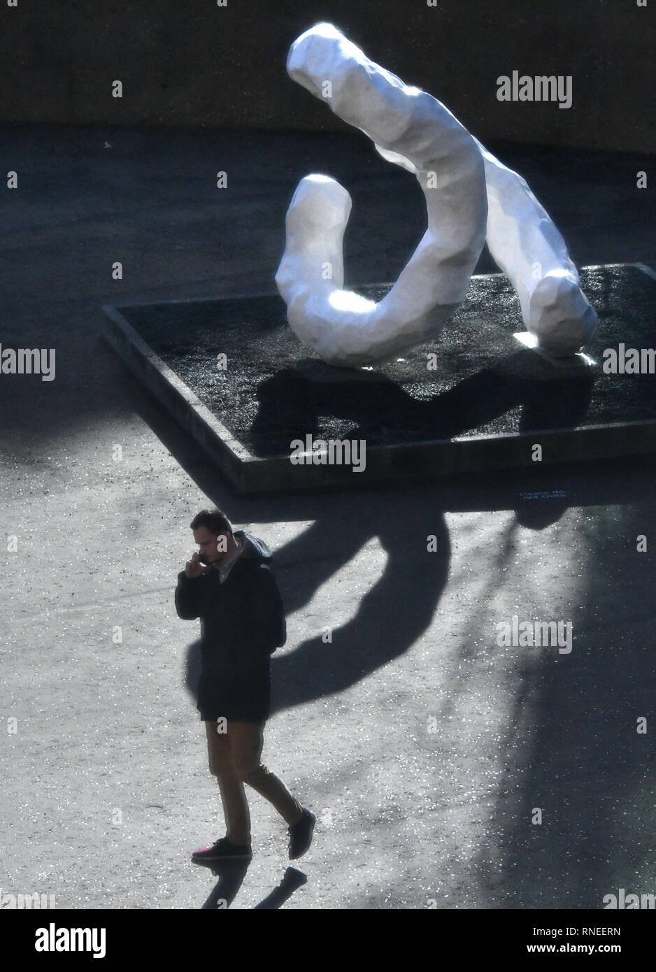 London, Großbritannien. 19 Feb, 2019. Treffpunkt II von Franz West in der Tate Modern, eine große Ausstellung der Arbeiten von Franz West, die umfangreichste Auswahl an abstrakte Skulpturen von West und Möbel jemals gezeigt und die erste posthume Retrospektive das Werk des Künstlers, die jemals in Großbritannien inszeniert. Credit: Nils Jorgensen/Alamy leben Nachrichten Stockfoto