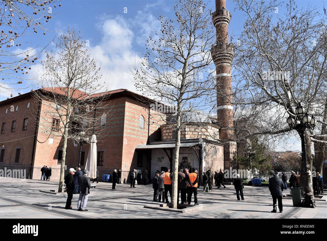 19. Februar 2019, in der Türkei, Ankara: Die Menschen besuchen Haci Bayram-i Veli Moschee und seine Umgebung im historischen Stadtteil Ulus. Foto: Altan Gochre | Verwendung weltweit Stockfoto