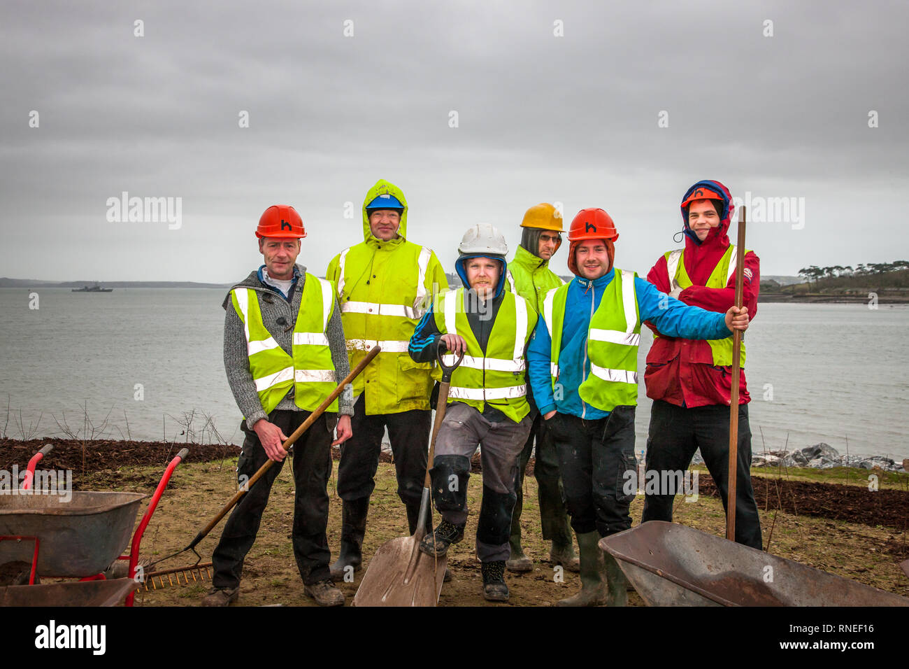 Haulbowline , Cork, Irland. 19. Februar, 2019. L bis R; Alan Denny, Malak Uskas, David Gaffney, Robert Grchowski, Cian Duggan und Michal Krzeslak, von Griffin Landschaftsgestaltung und Stein, die auf den neuen Community Park, die offiziell im Mai an der ehemaligen Irish Steel in Haulbowline , Cork, Irland geöffnet werden. Stockfoto