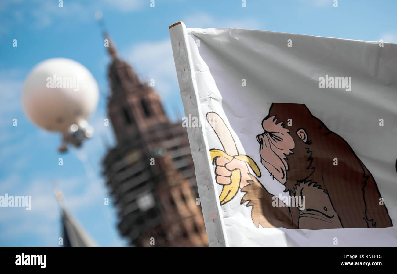 Mainz, Deutschland. 19 Feb, 2019. Ein Protest Poster bei einem Warnstreik im öffentlichen Dienst zeigt ein Affe mit einer Banane vor dem Mainzer Dom. Mit Warnstreiks, die staatliche Angestellte in Rheinland-Pfalz wollen den Druck im Tarifstreit für den öffentlichen Dienst der Mitgliedstaaten zu erhöhen. Credit: Andreas Arnold/dpa/Alamy leben Nachrichten Stockfoto