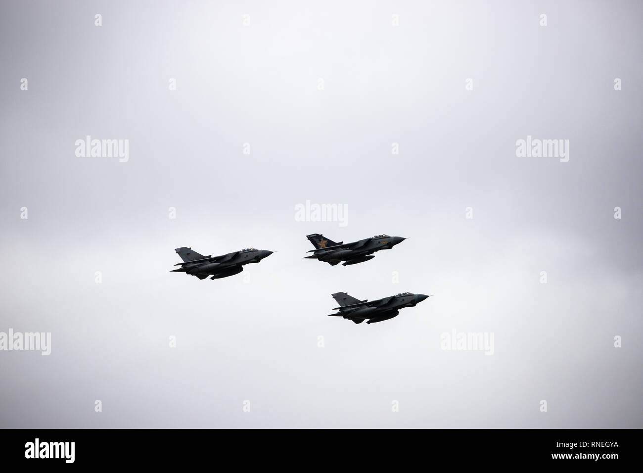 Shropshire, Großbritannien. 19 Feb, 2019. Letzte RAF Tornado Flypast über RAF Cosford in Shropshire, Großbritannien am 19. Februar 2019 Quelle: Richard O'Donoghue/Alamy leben Nachrichten Stockfoto