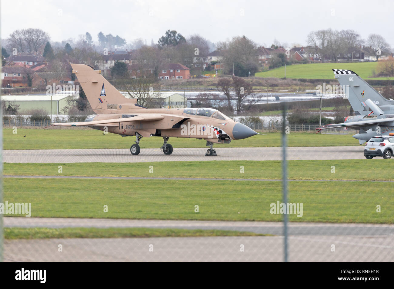 Shropshire, Großbritannien. 19 Feb, 2019. Letzte RAF Tornado Flypast über RAF Cosford in Shropshire, Großbritannien am 19. Februar 2019 Quelle: Richard O'Donoghue/Alamy leben Nachrichten Stockfoto