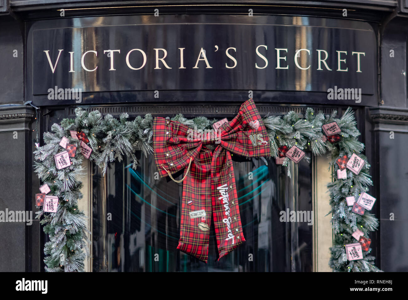 London, Großbritannien - 17, Dezember 2018: Nahaufnahme von geheimen Logo der Victoria über den Store in London, Großbritannien Stockfoto