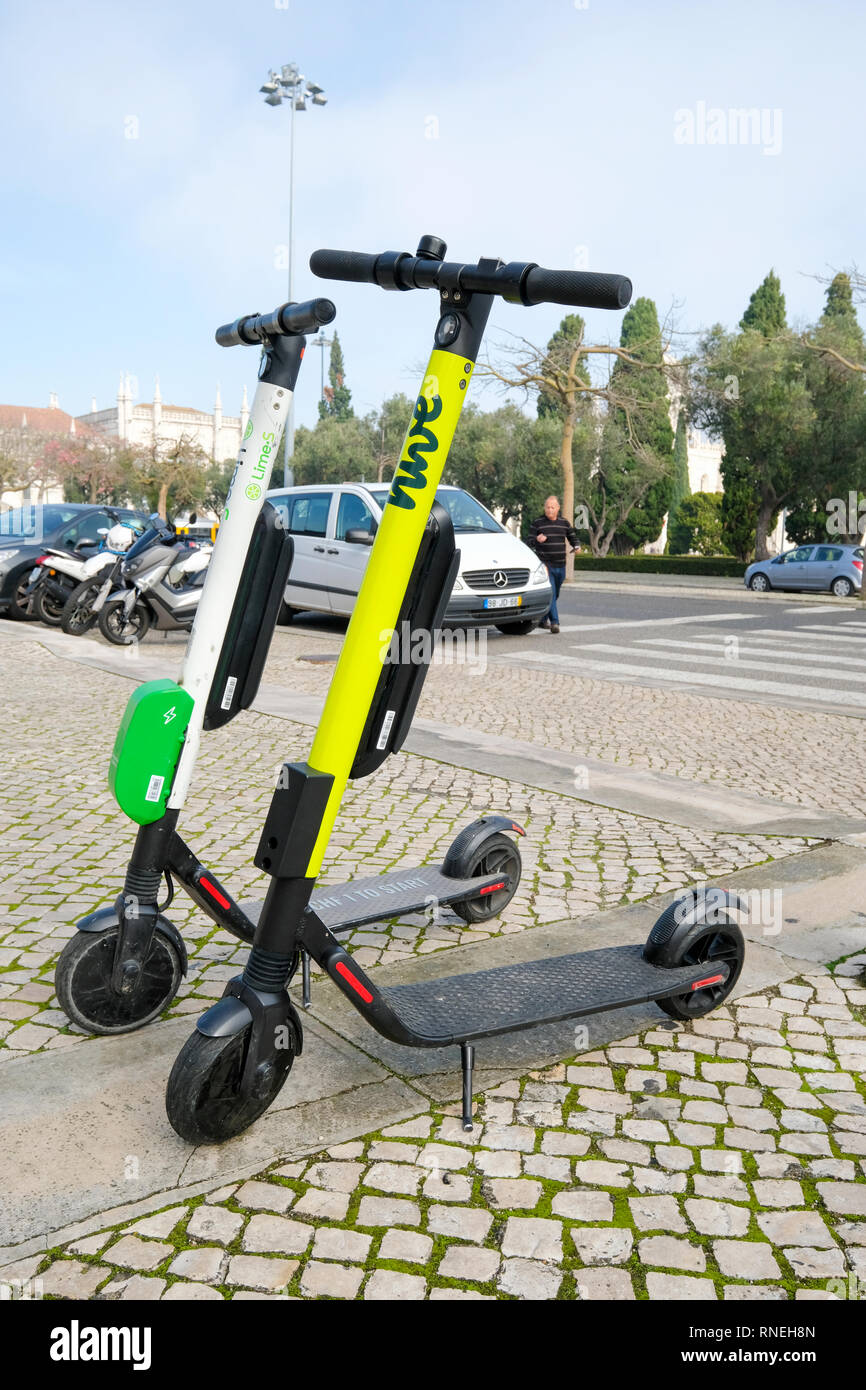 Dockless Elektroroller e-Scooter (Kalk-S und Bienenstock) zum Mieten in Lissabon, Portugal Stockfoto