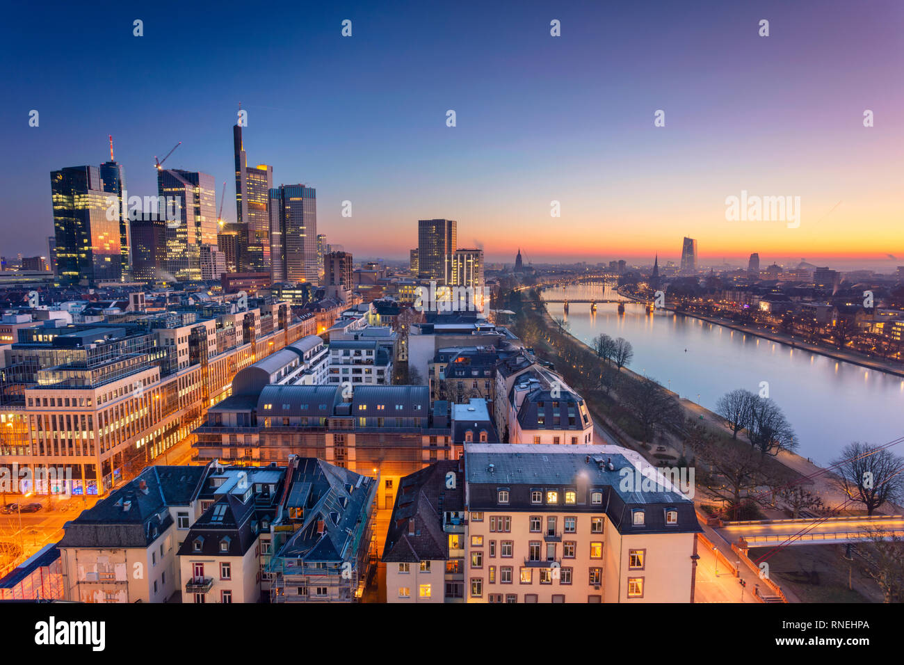 Frankfurt am Main, Deutschland. Antenne Stadtbild Bild der Frankfurter Skyline während der schönen Sonnenaufgang. Stockfoto