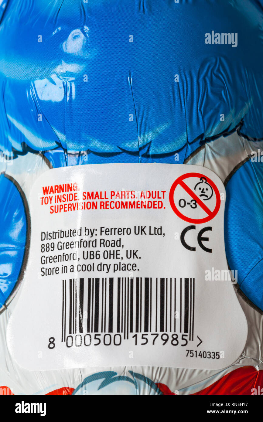Nahaufnahme Informationen Detail auf der Rückseite von Kinder Überraschung Osterhase - Warnung Spielzeug in kleine Teile Aufsicht von Erwachsenen empfohlen Stockfoto