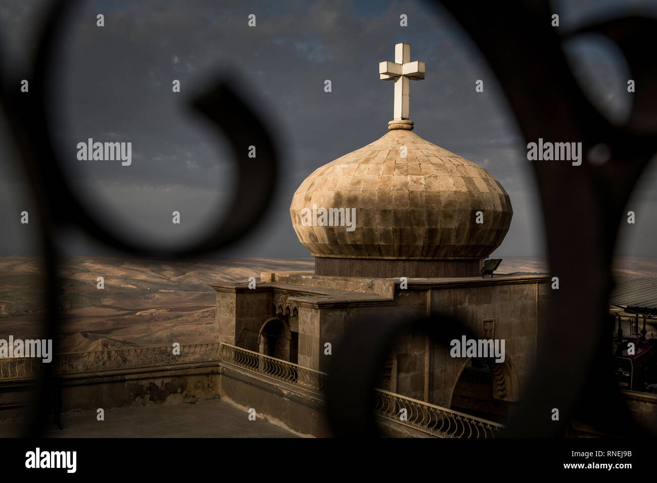 20 Kilometer von Mossul auf dem Berg Dschabal Alfaf im Nordirak ist eines der ältesten christlichen Klöster der Welt. Aufgrund seiner Bedeutung das Kloster zusammen mit einigen umliegenden Dörfern bildet eine der drei Erz Pfarreien der Syrisch-orthodoxen Kirche im Irak. Bis 2017 wurde das Kloster durch die bedroht ist. Stockfoto