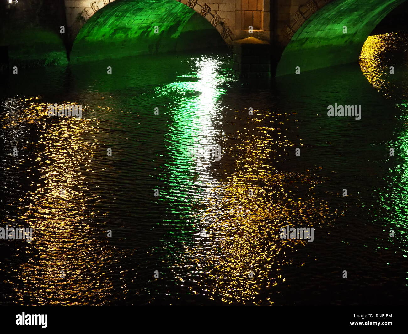 'S Bridge leuchtet die irische Flagge im Wasser des Flusses Liffley, Dublin - Irland Stockfoto