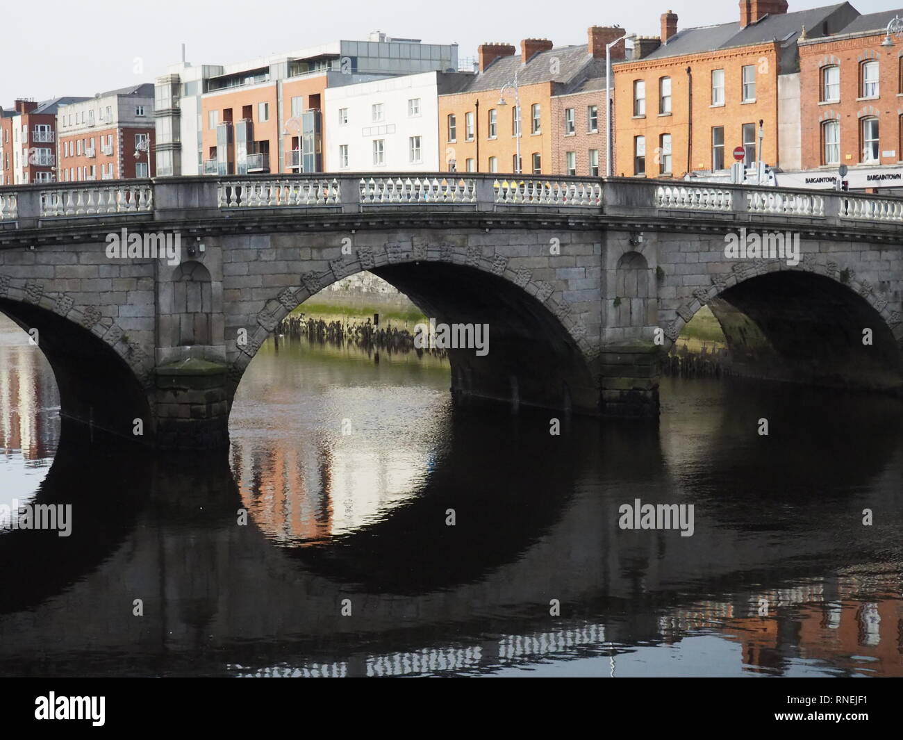 Brücke Spiegelbild im Wasser des Flusses Liffley, Dublin - Irland Stockfoto