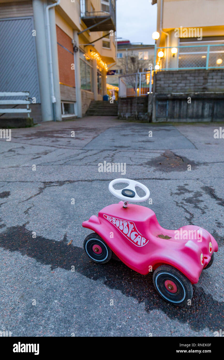 Rosa BIG-BOBBY-CAR nach links nach draußen auf die Straße Stockfoto