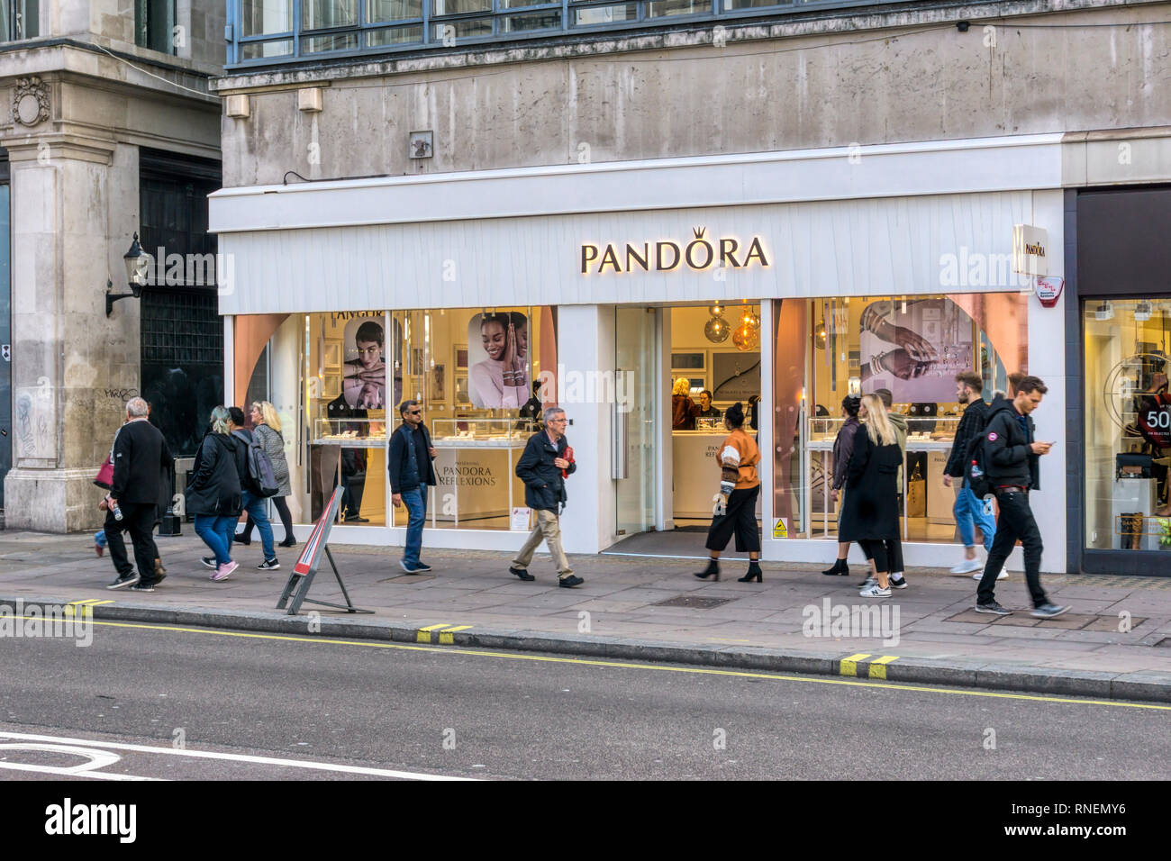 Ein Zweig der Pandora dänische Juweliere auf der Oxford Street, London. Stockfoto