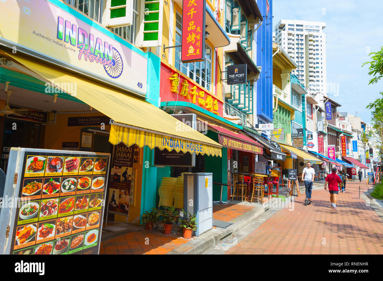 Singapur - Januar 16, 2017: Boat Quay berühmte Restaurants in Singapur. Mann, Roller von der Straße Stockfoto