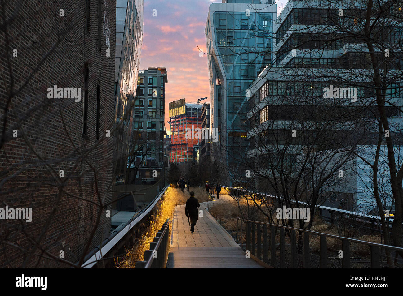 Menschen zu Fuß auf die High Line in New York City. Stockfoto