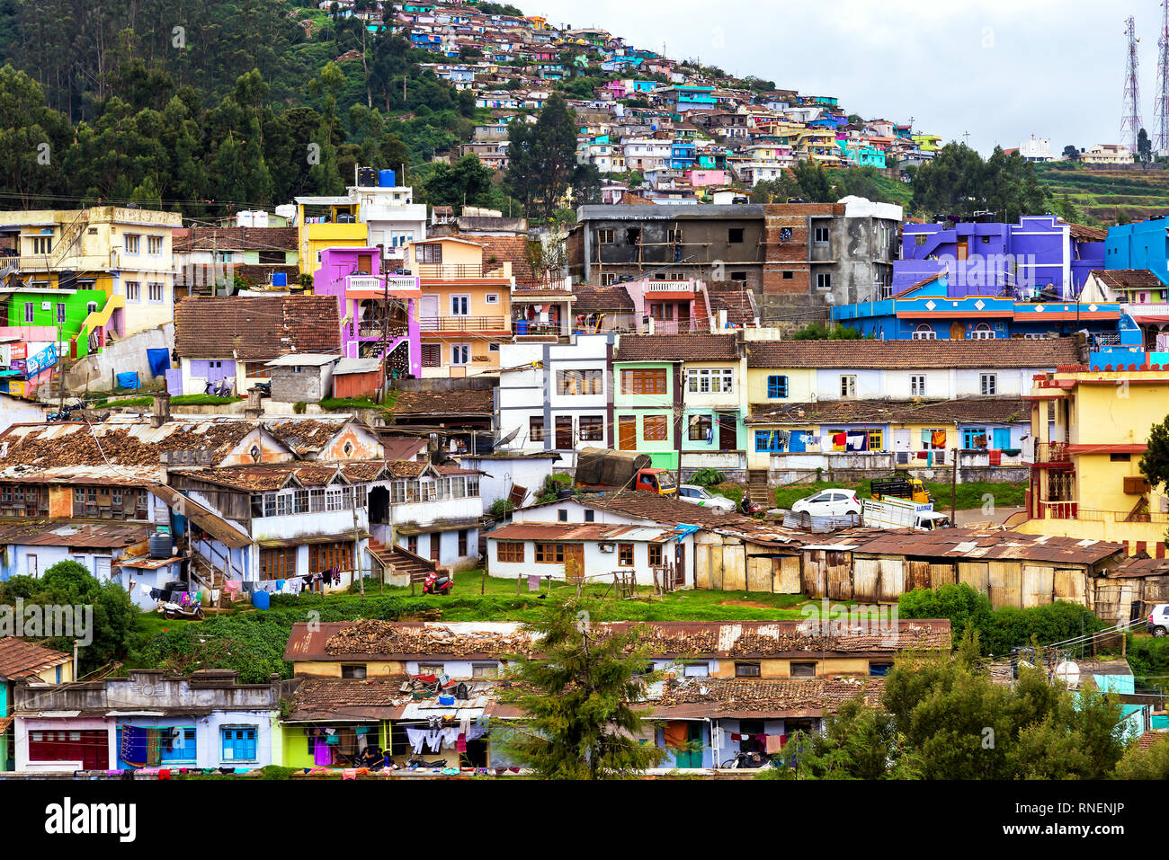 Ooty, Indien - 25. August 2018: Ansicht ot Er bunte Häuser von Ooty, einer Stadt in der Nilgir Berge. Stockfoto