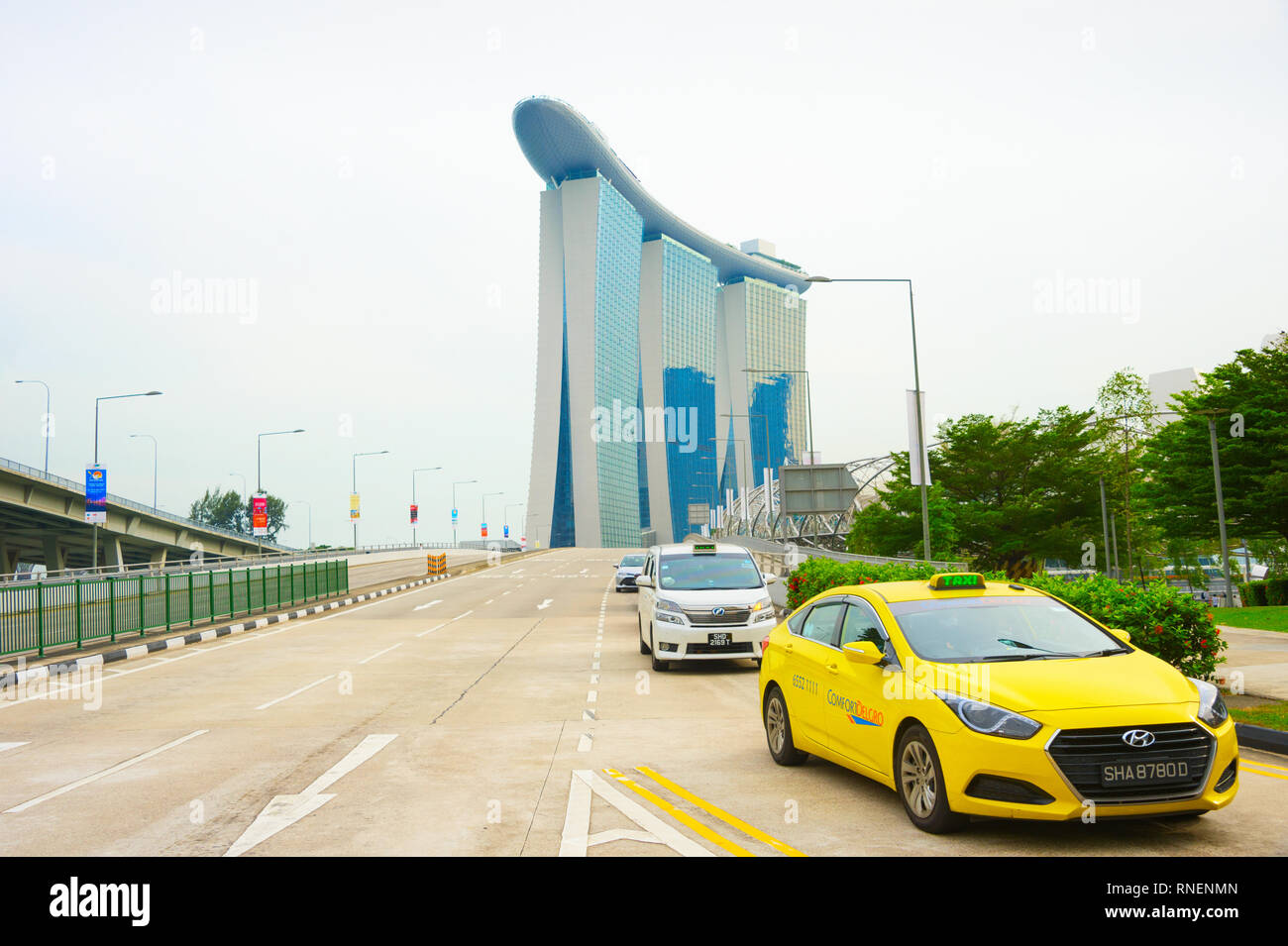 Singapur - Januar 14, 2017: Taxis in Singapur Highway, Marina Bay Sands Resort Gebäude im Hintergrund Stockfoto