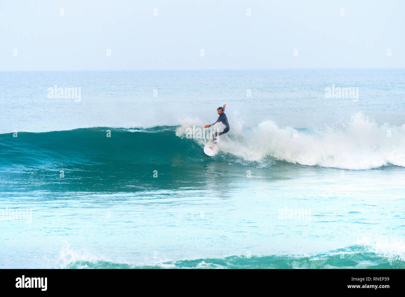 BALEAL, Peniche, Portugal - Dezember 13, 2016: Surfer auf einer Welle. Peniche ist der berühmte surfen Resort in Portugal Stockfoto