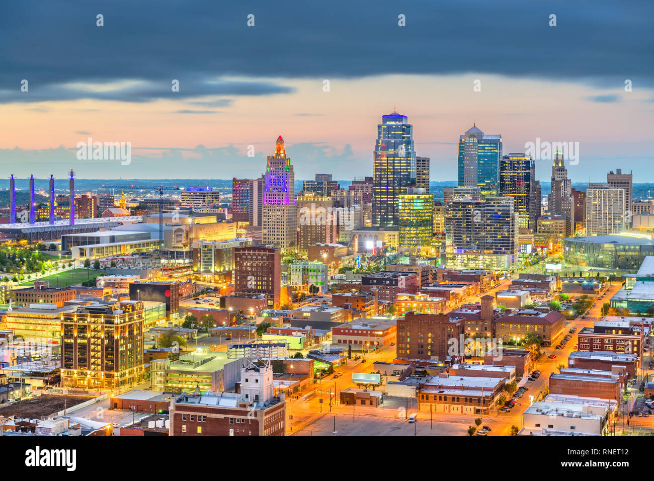 Kansas City, Missouri, USA downtown Stadtbild in der Dämmerung von oben. Stockfoto