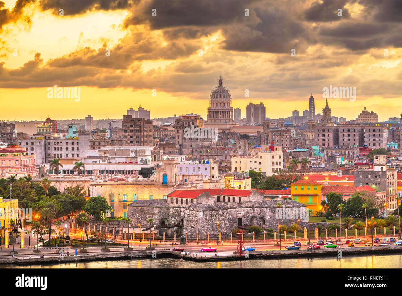 Havanna, Kuba Downtown Skyline über den Malecon waterfront in der Abenddämmerung. Stockfoto