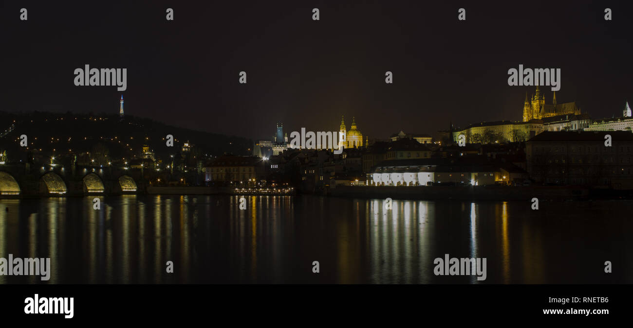 Charles Bridge und Tower Bridge leuchtet in Moldau in der Nacht in Prag in der Tschechischen Republik Stockfoto