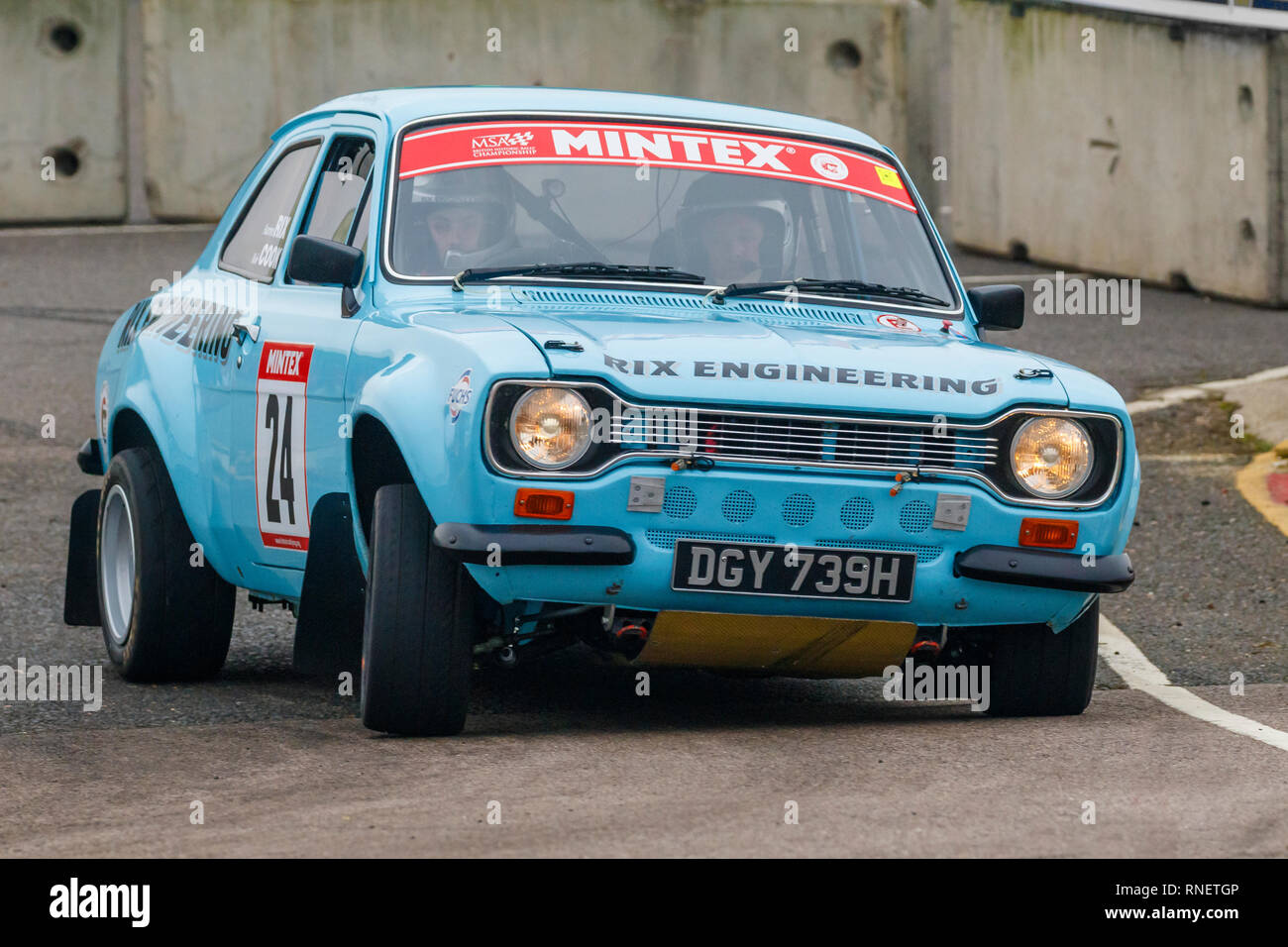 Ford Escort MkI, DGY 739H, mit Fahrer Aaron Rix und Co-driver Rob Koch während der 2019 Snetterton Bühne Rallye, Norfolk. Stockfoto