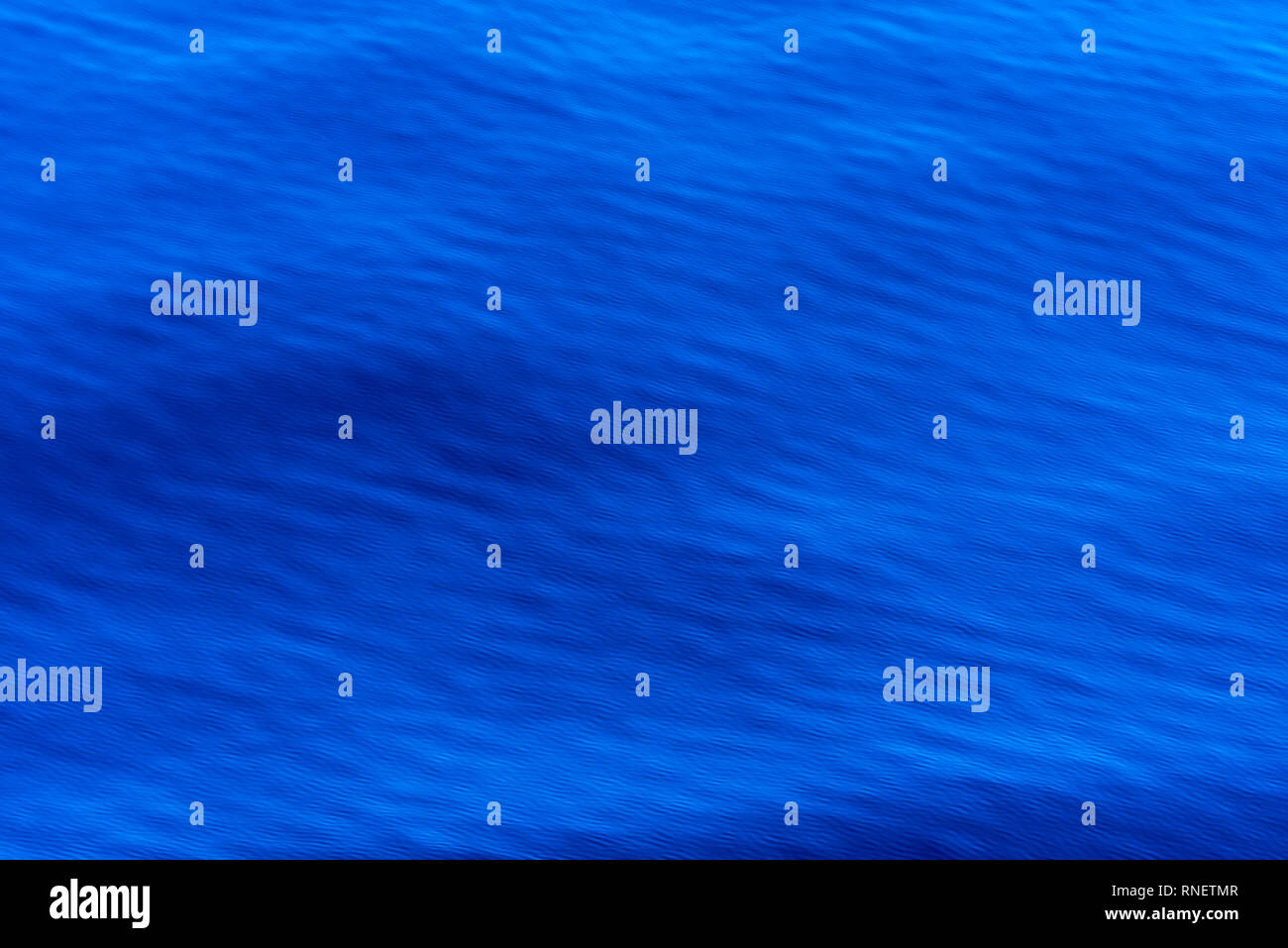 Royal Blue sea Hintergrund - blaues Wasser mit feinen Regelmäßige wave Struktur Stockfoto