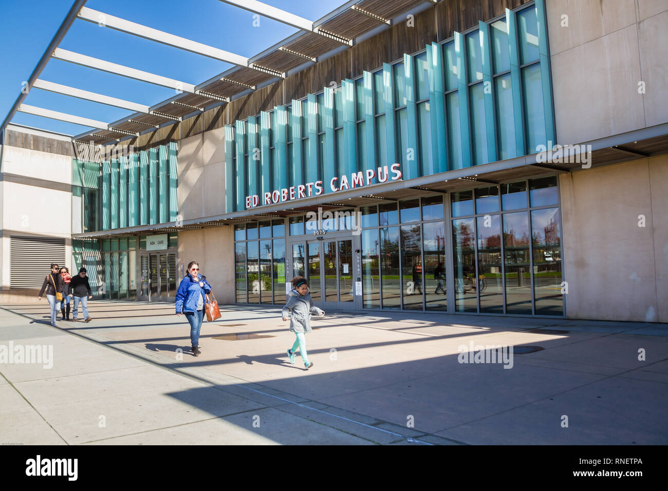 Ed Roberts Campus, Berkeley, Kalifornien, USA. Tagsüber, Farbe, Landschaft Foto des Campus am frühen Nachmittag, Licht, eine weiße Wolke im blauen Himmel. Stockfoto