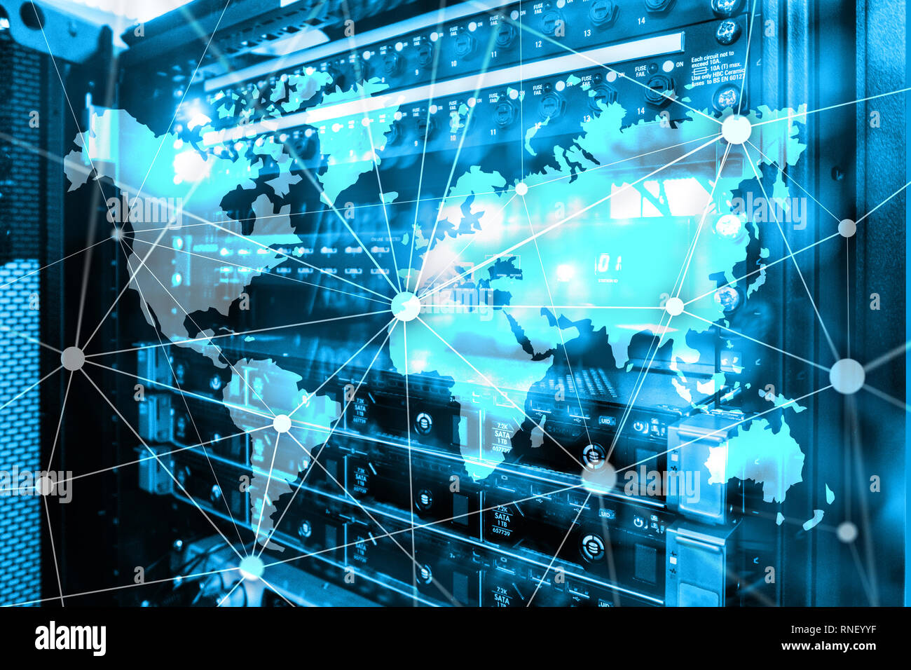 Weltkarte mit Kommunikation Netzwerk auf dem Server zimmer Hintergrund. Stockfoto