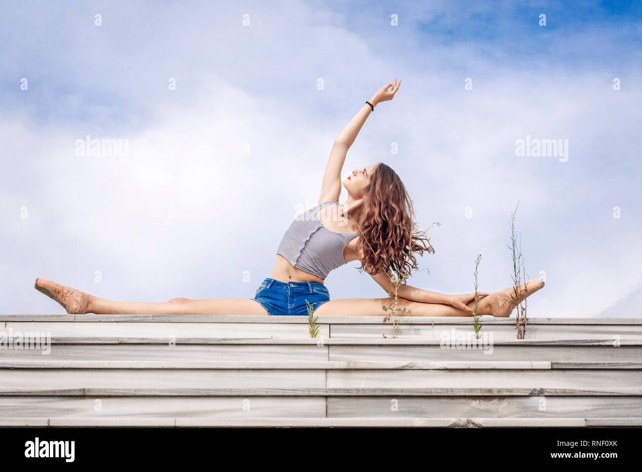 Ballerina, die Spalten auf der Schritte Stockfoto