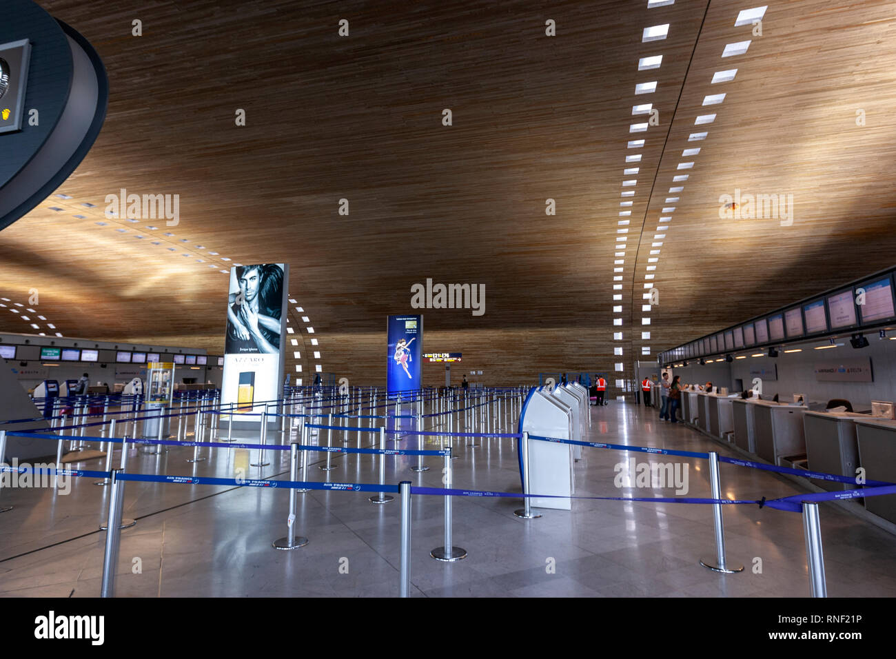 Flughafen Paris Charles de Gaulle, Terminal 2E, Check-in-Bereich, Frankreich. Terminal, entworfen von Paul Andreu, Stockfoto