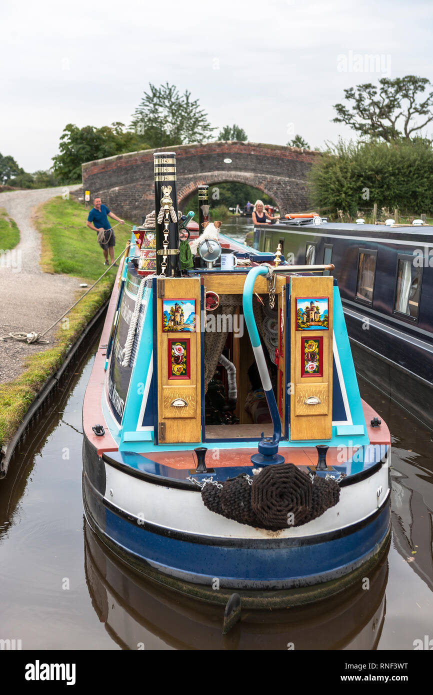 Intelligente traditionellen Narrowboat festgemacht an der Wasserstelle direkt über neue Marton Brücke Nr. 12, Llangollen Canal, Shropshire, England Stockfoto