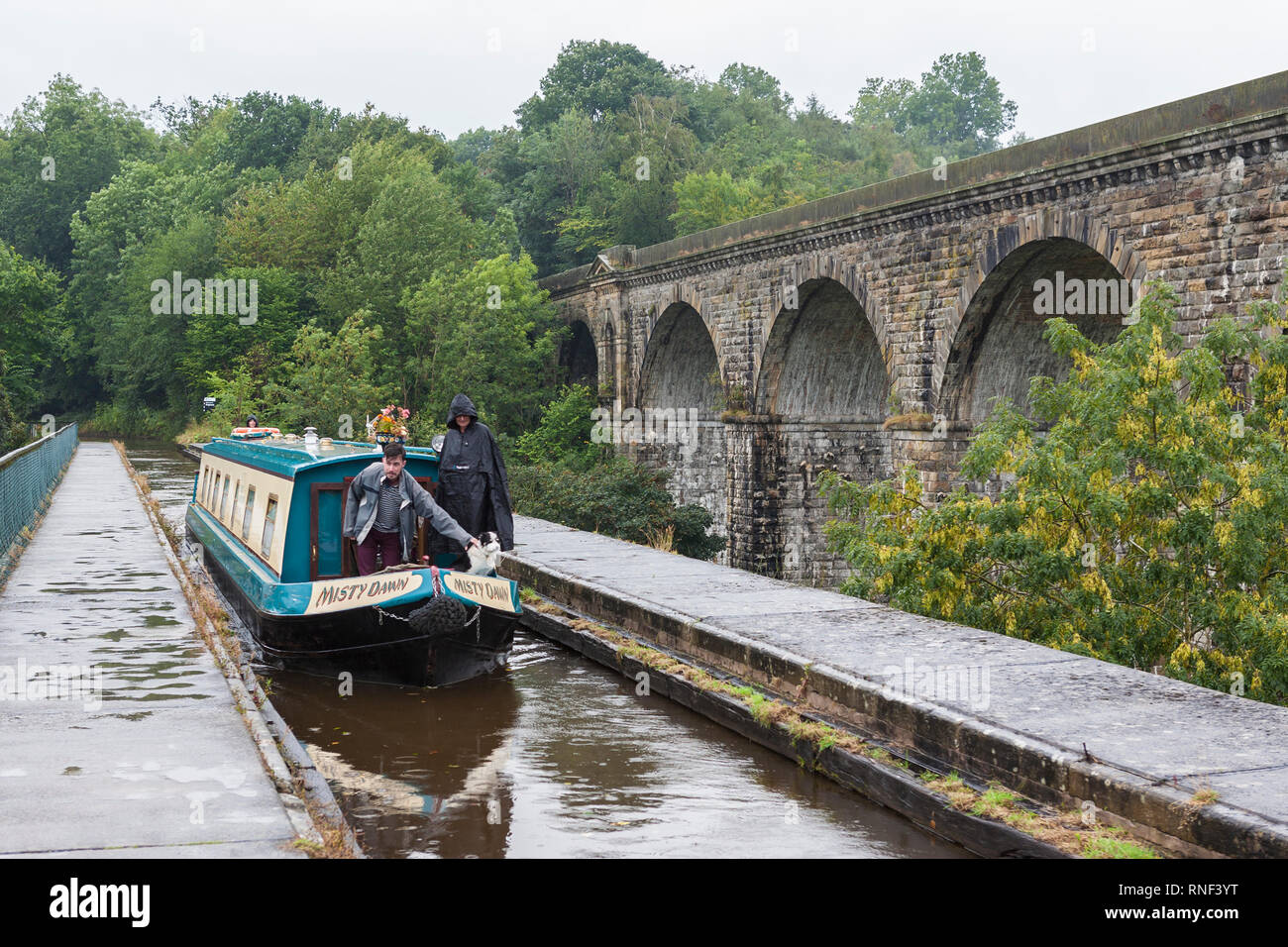 15-04 auf dem Chirk Aqueduct, Llangollen Canal, an der Grenze zwischen England und Wales in den strömenden Regen. MODEL RELEASED Stockfoto