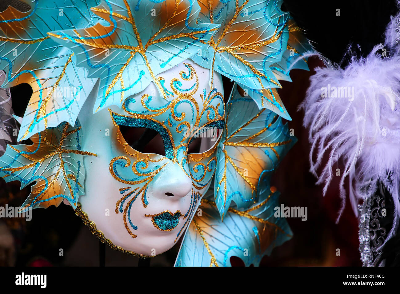 Maske auf Anzeige an einem Souvenirshop in der Strasse von Venedig, Italien. Masken haben immer eine wichtige Funktion des berühmten Venezianischen Karneval. Stockfoto