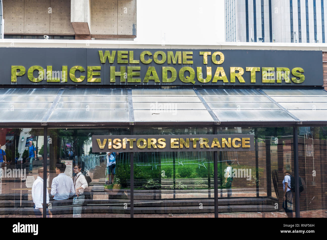 New York City, USA - 27. Juli 2018: Die einladenden Eingang der Polizei Hauptquartier von New York City mit Menschen um in einem Polizei Plaza, Manhattan, Stockfoto