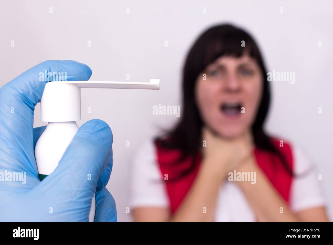 Arzt Halt Spray Medizin Fur Halsschmerzen Im Hintergrund Ein