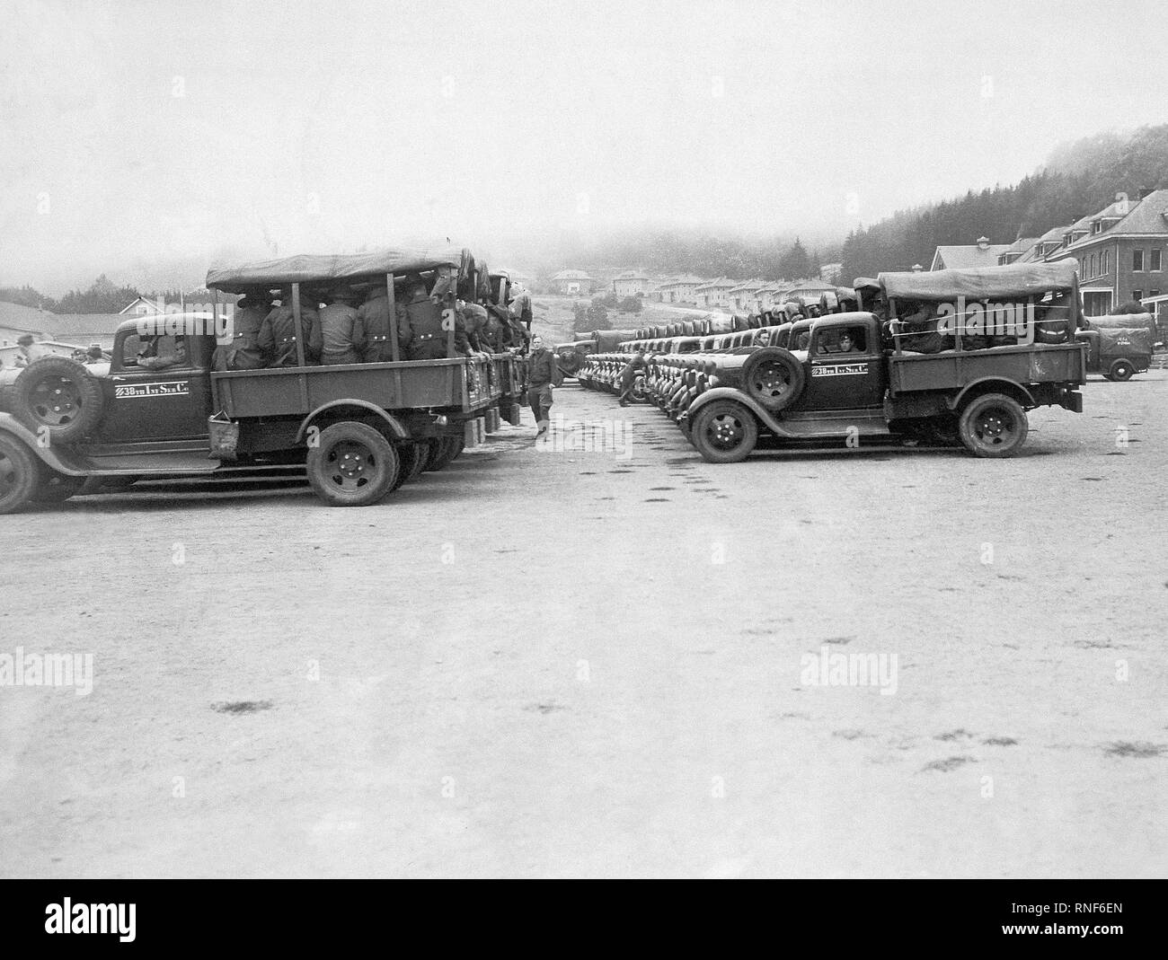 Eine Flotte von Dodge 1-1/2 t 4x4 Lkw von der 38th Infantry Service Unternehmen, 3 Infanterie Division (Marine Division), Camp Grün, North Carolina, mit Soldaten geladen, sammeln auf dem Exerzierplatz im Presidio von San Francisco. Stockfoto