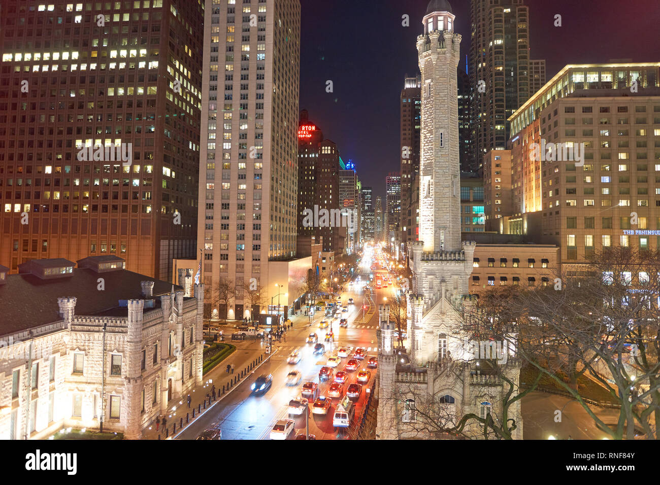 CHICAGO, IL - ca. April 2016: Chicago am Abend. Chicago ist die bevölkerungsreichste Stadt der Vereinigten Staaten. Stockfoto