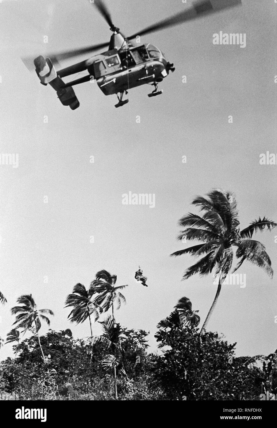 Ein Hubschrauber HH-43 Pedro (Huskie) wird verwendet, um einen abgestürzten Flieger aus einem feindlichen befallenen Dschungel in Südost-Asien zu retten. Stockfoto