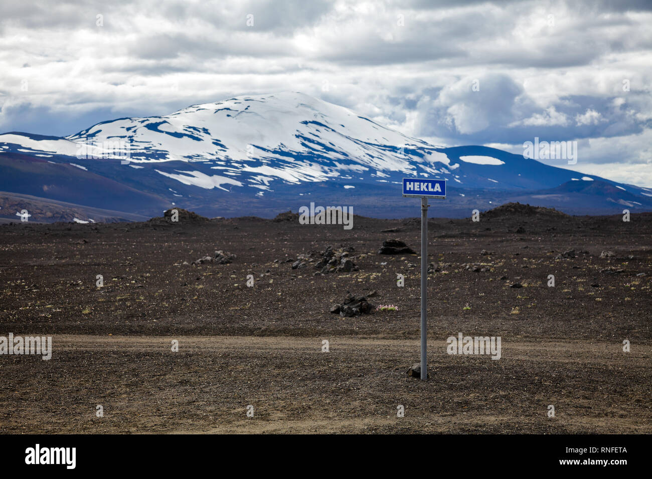 Schild mit hekla Vulkan im Hintergrund. Hekla (Hecla) ist einer der aktivsten Vulkane Islands und eine beliebte Touristenattraktion im Südwesten Ic Stockfoto