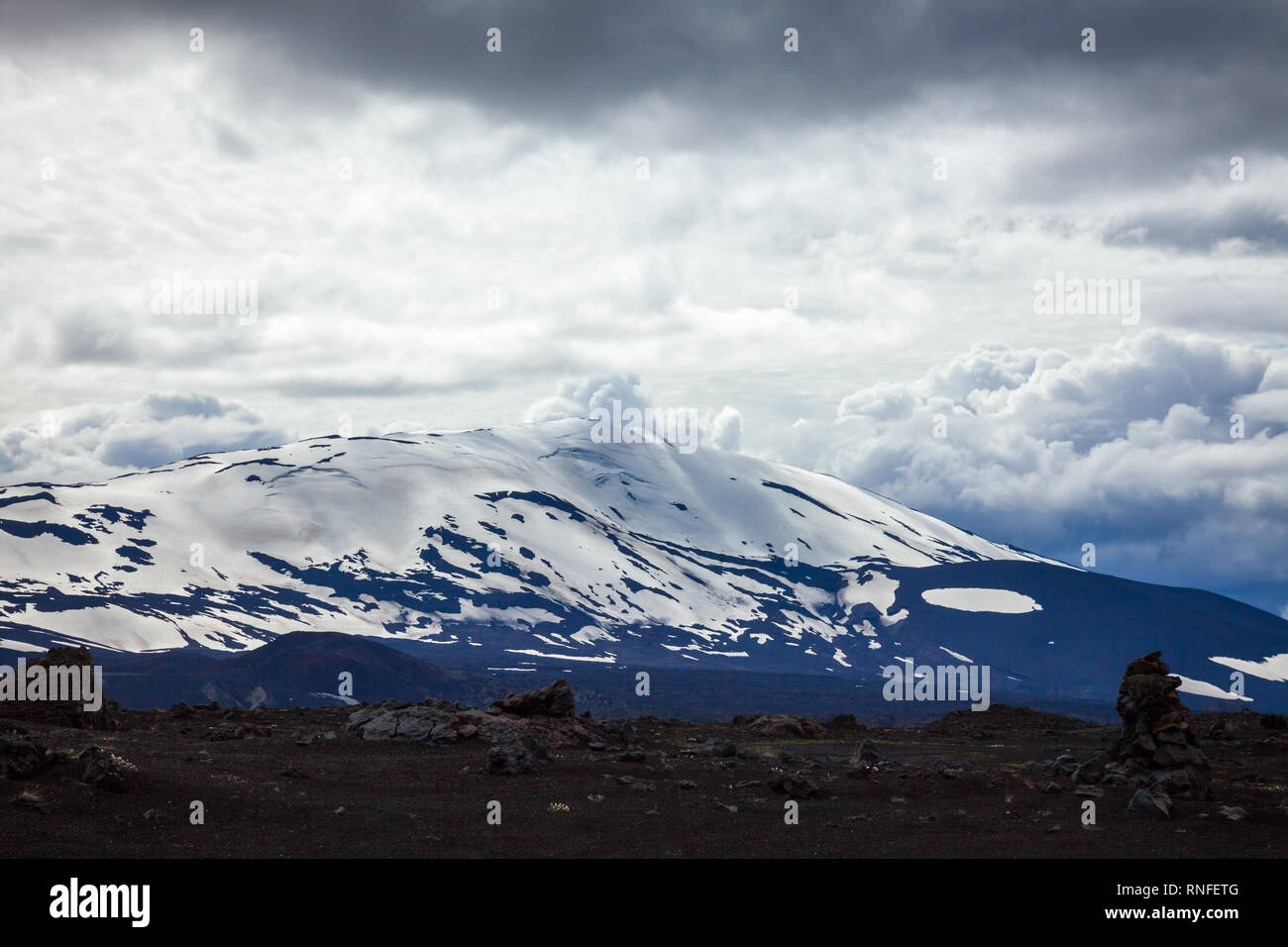 Dramatische Himmel über schneebedeckte Hekla (Hecla) Stratovulkan, einer der aktivsten Vulkane Islands und beliebte Touristenattraktion im Südwesten Icelan Stockfoto